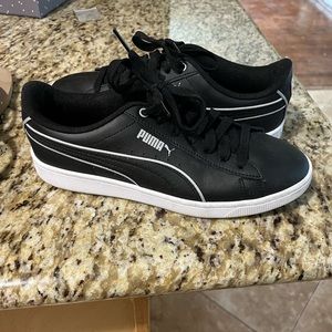 Puma womens tennis shoes like new